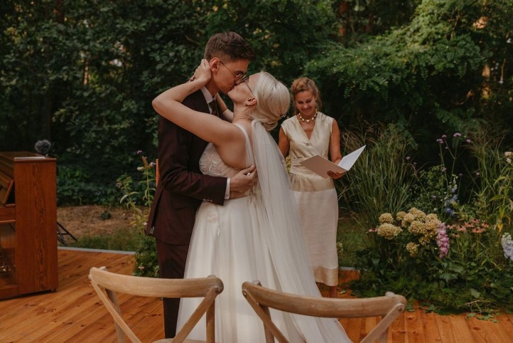 Ślub humanistyczny Zuzi i Adriana w plenerze